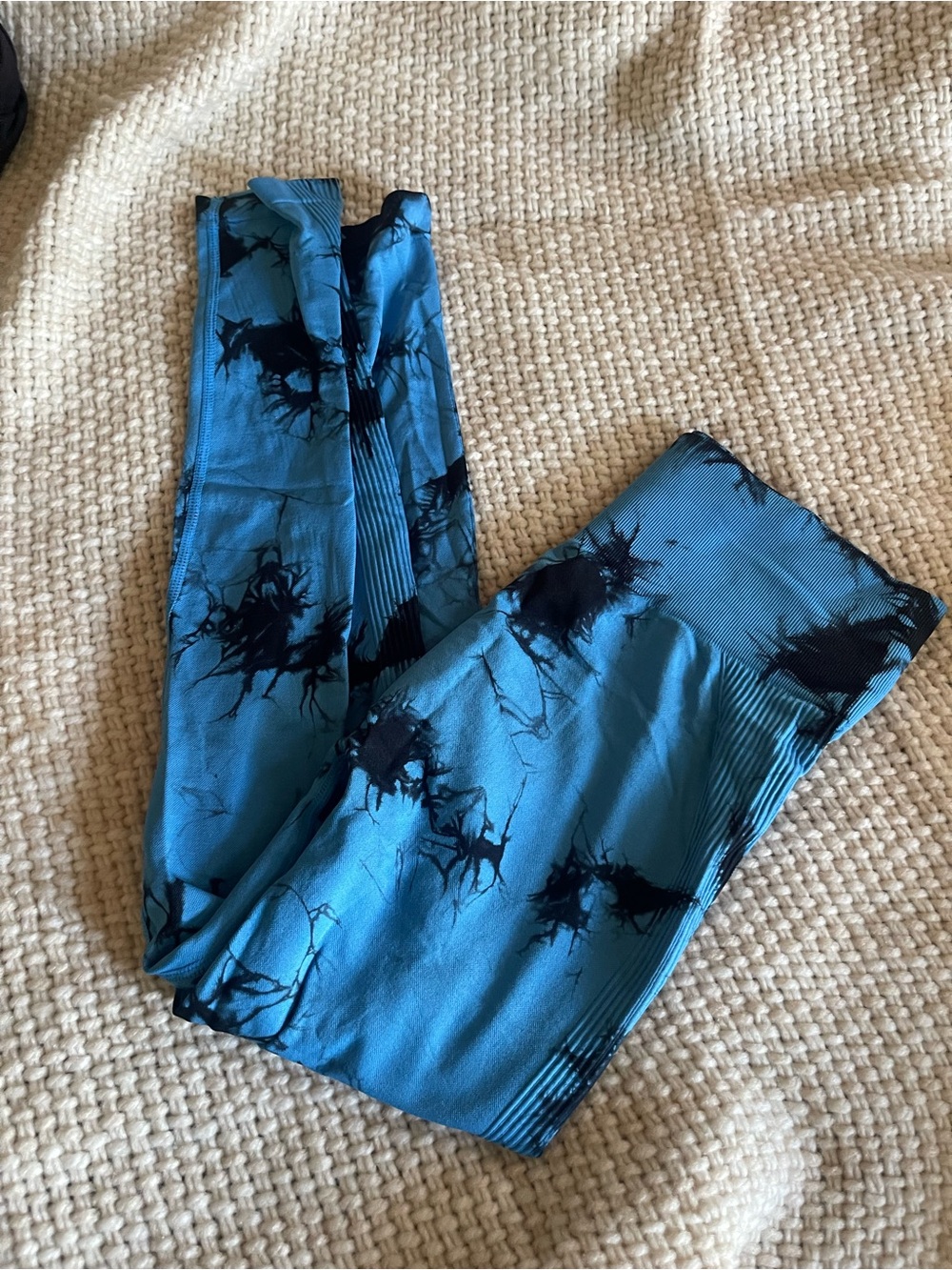 Blue Tie-Dye Scrunch Leggings
